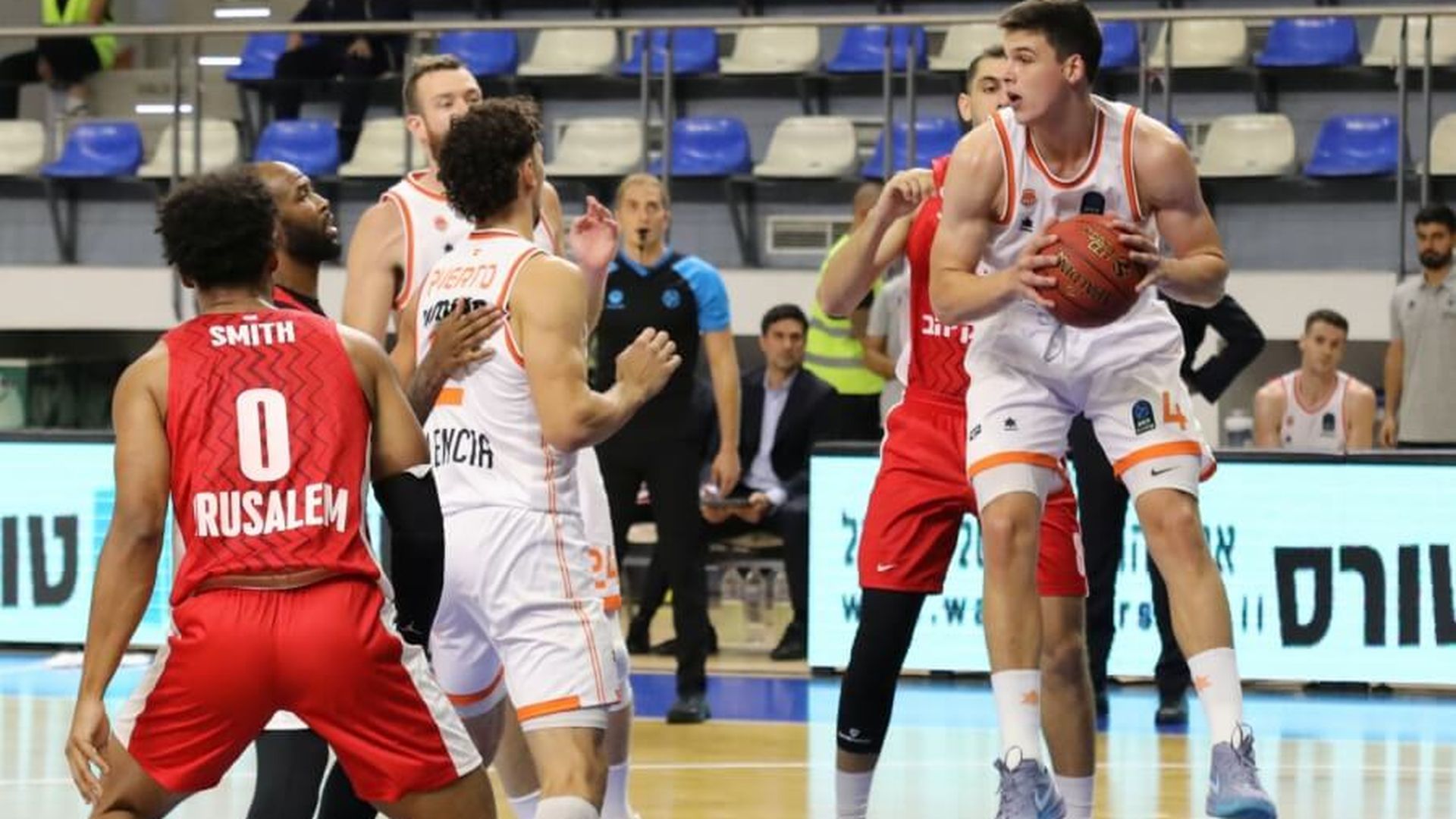 duelo_directo_del_valencia_bakset_por_la_primera_plaza_del_grupo_ante_el_hapoel_bank_y.jpg duelo_directo_del_valencia_bakset_por_la_primera_plaza_del_grupo_ante_el_hapoel_bank_y.jpg