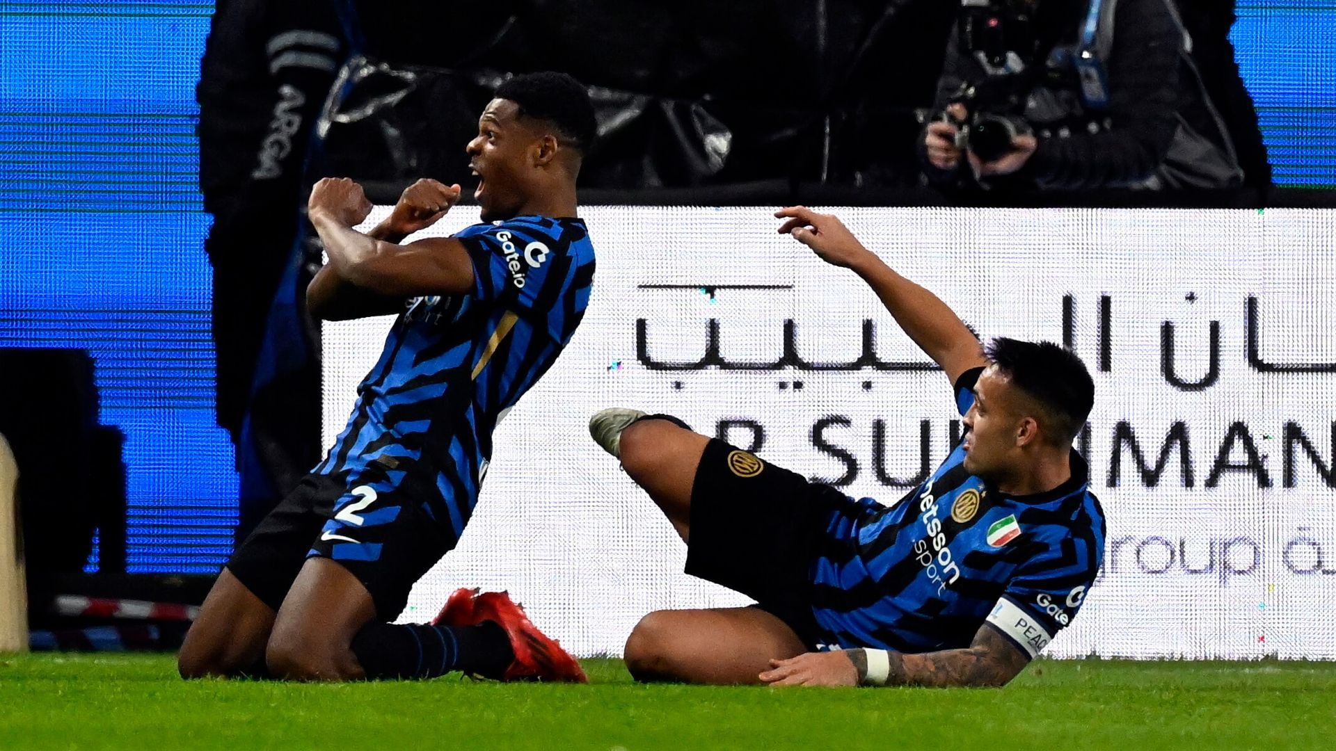 dumfries_celebra_uno_de_los_goles_al_atalanta_foto_efe_001.jpg