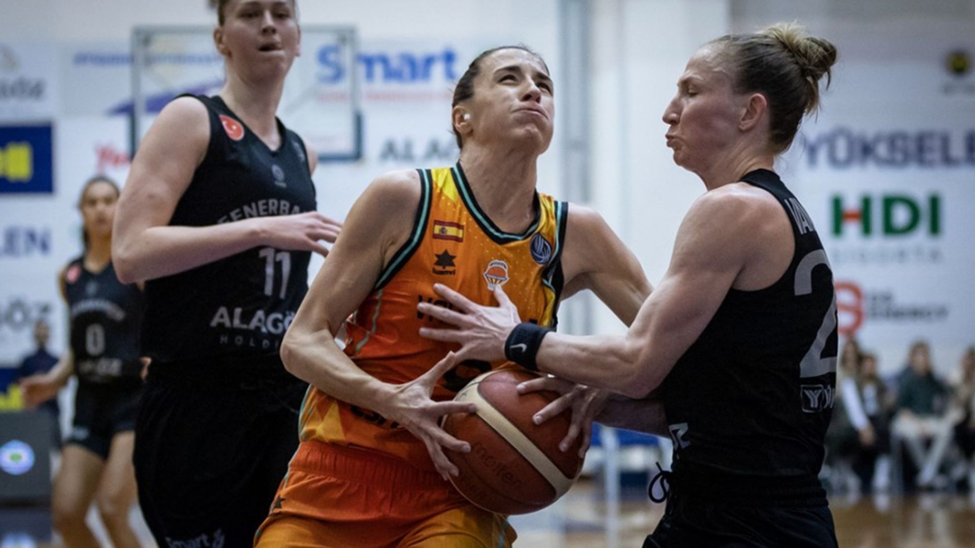 dura_derrota_en_la_pista_del_estelar_fenerbahce_foto_valencia_basket.jpg