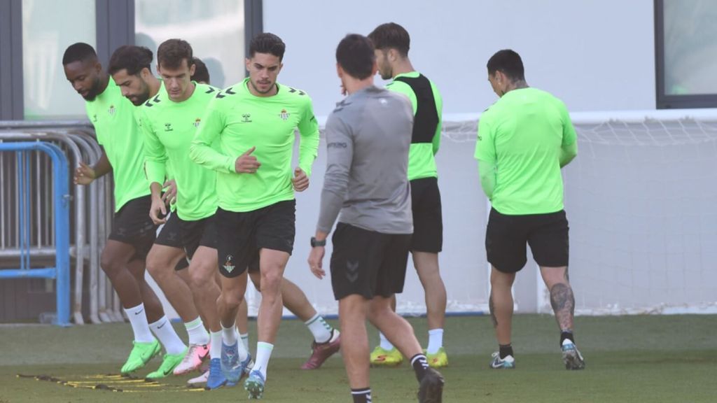 Entrenamiento del Betis con las novedades de Diego Llorente y Carlos Guirao