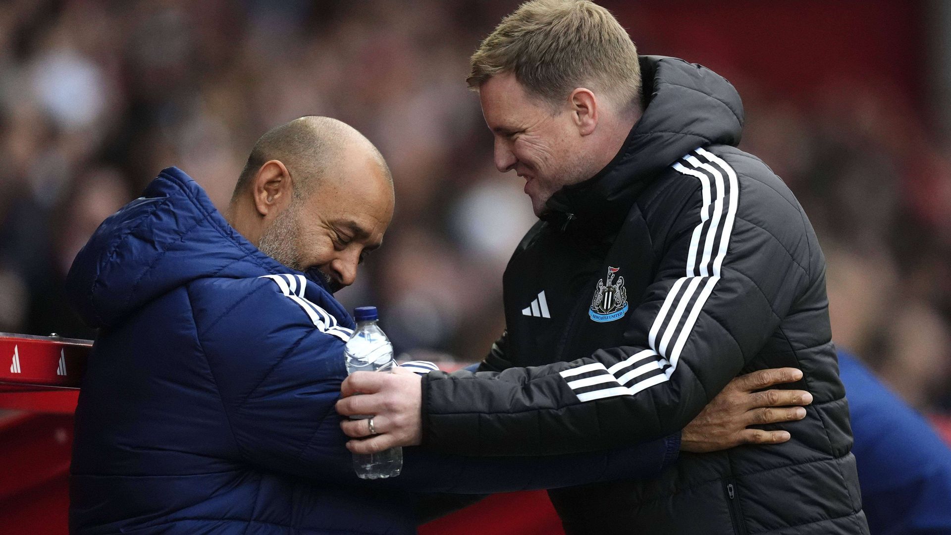 eddie_howe_y_nuno_se_saludan_antes_de_un_newcatle_nottingham_foto_cordon_press.jpg eddie_howe_y_nuno_se_saludan_antes_de_un_newcatle_nottingham_foto_cordon_press.jpg