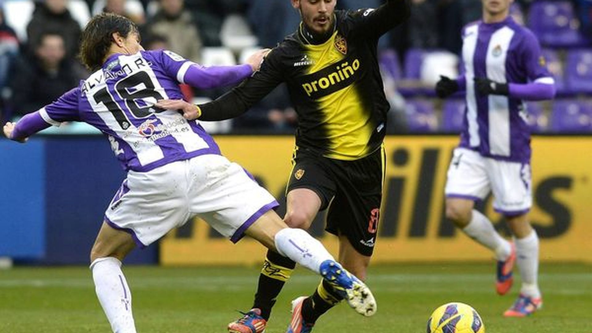 edu_oriol_disputa_un_encuentro_con_el_real_zaragoza_foto_efe.jpg edu_oriol_disputa_un_encuentro_con_el_real_zaragoza_foto_efe.jpg