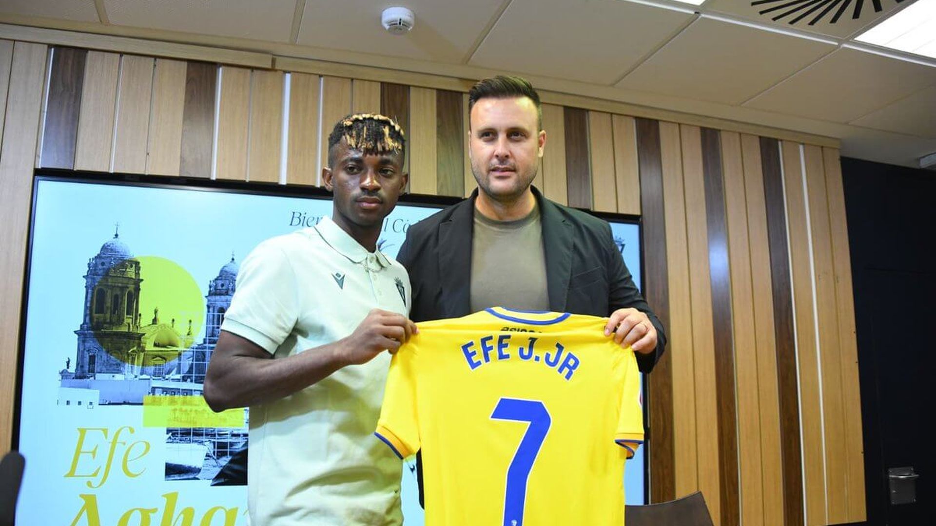 efe_aghama_posa_con_juan_cala_como_nuevo_jugador_del_cadiz_foto_ccf.jpg efe_aghama_posa_con_juan_cala_como_nuevo_jugador_del_cadiz_foto_ccf.jpg