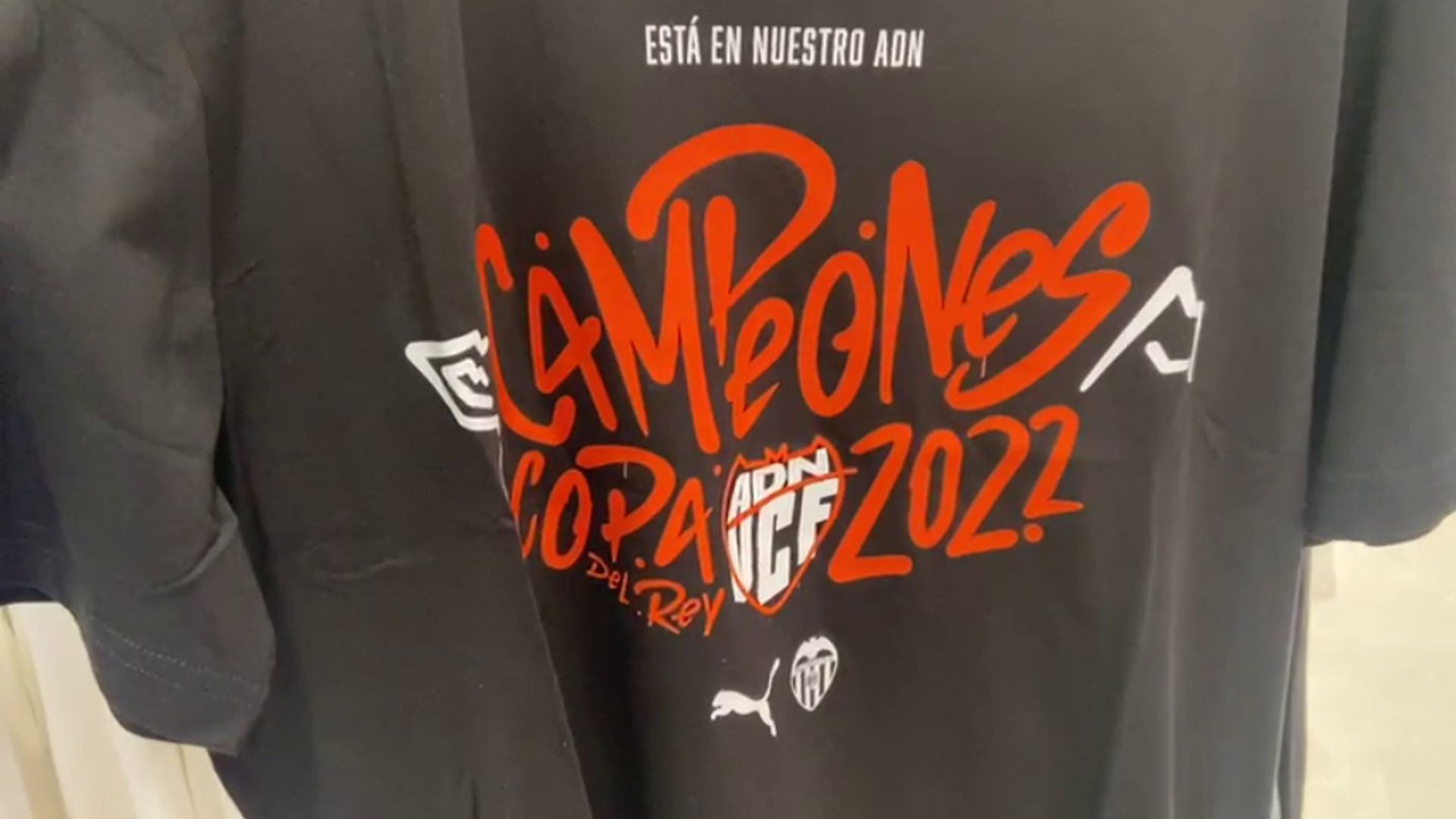 ejemplar_de_la_camiseta_del_valencia_retirada.jpg