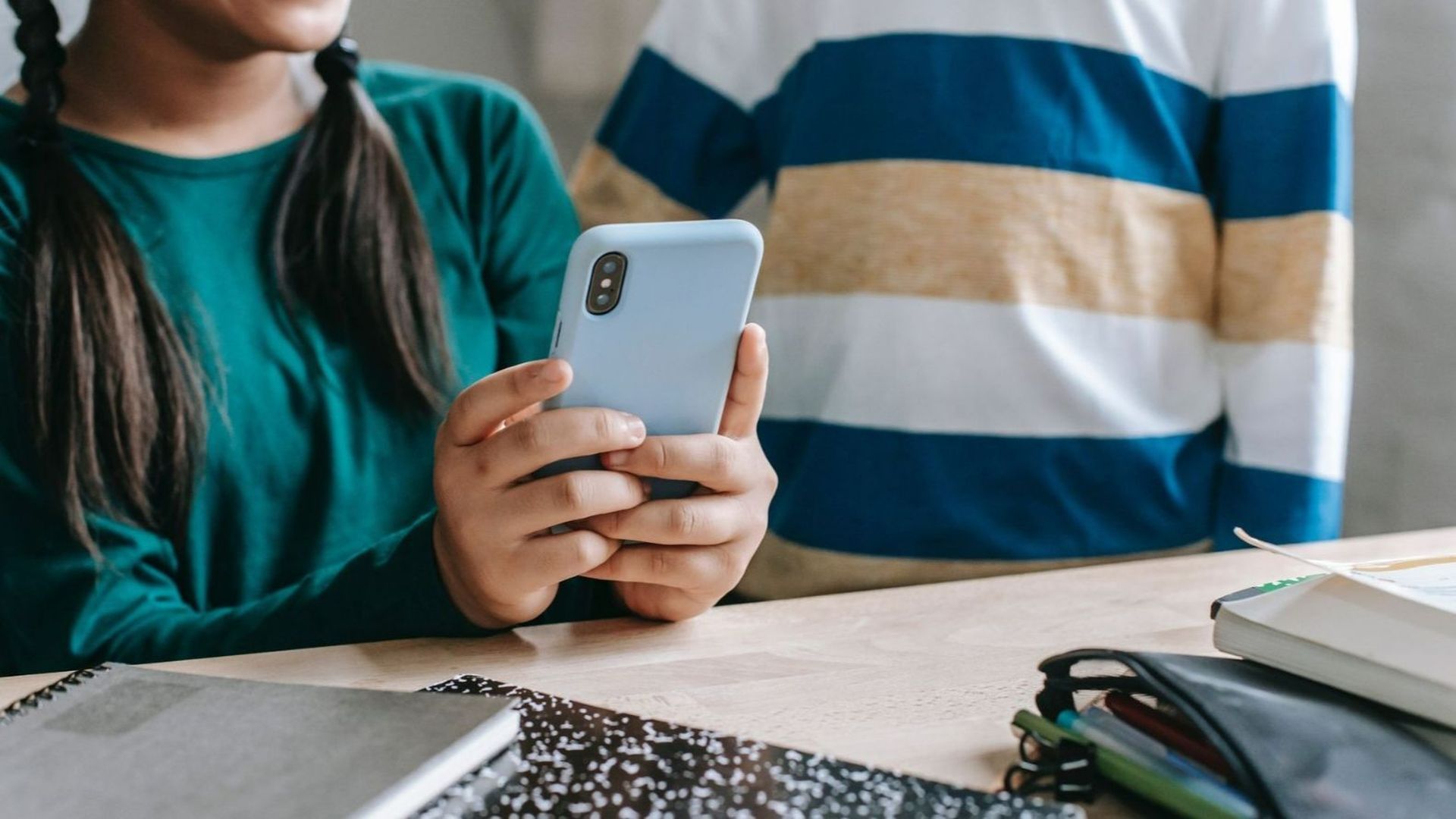 El 92% de los niños tienen un móvil propio antes de 2º de la ESO: diez claves a tener en cuenta antes de comprarles un 'smartphone'