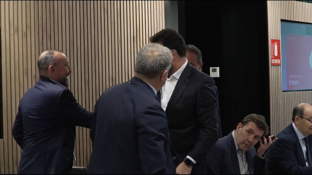 El abrazo de José Ángel Sánchez con Joan Laporta que indigna al madridismo