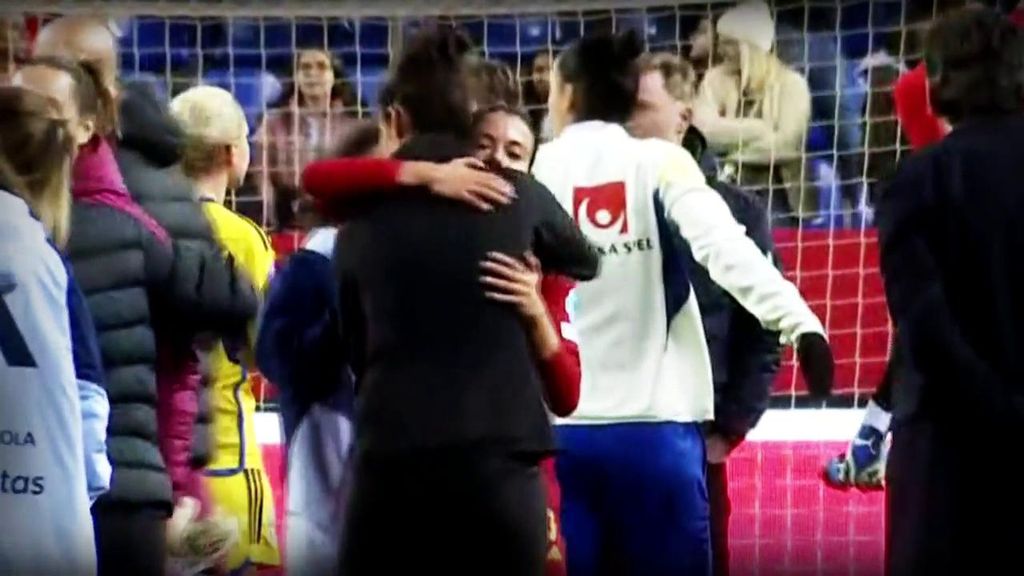 El abrazo de Montse Tomé y Aitana Bonmatí antes de la polémica