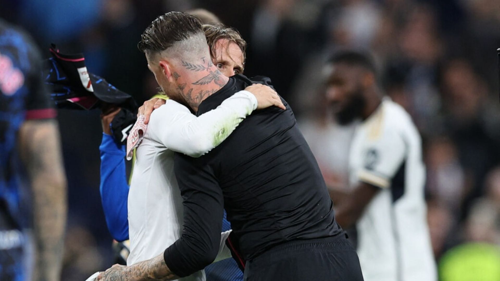el_abrazo_de_sergio_ramos_y_modric_tras_el_partido.jpg
