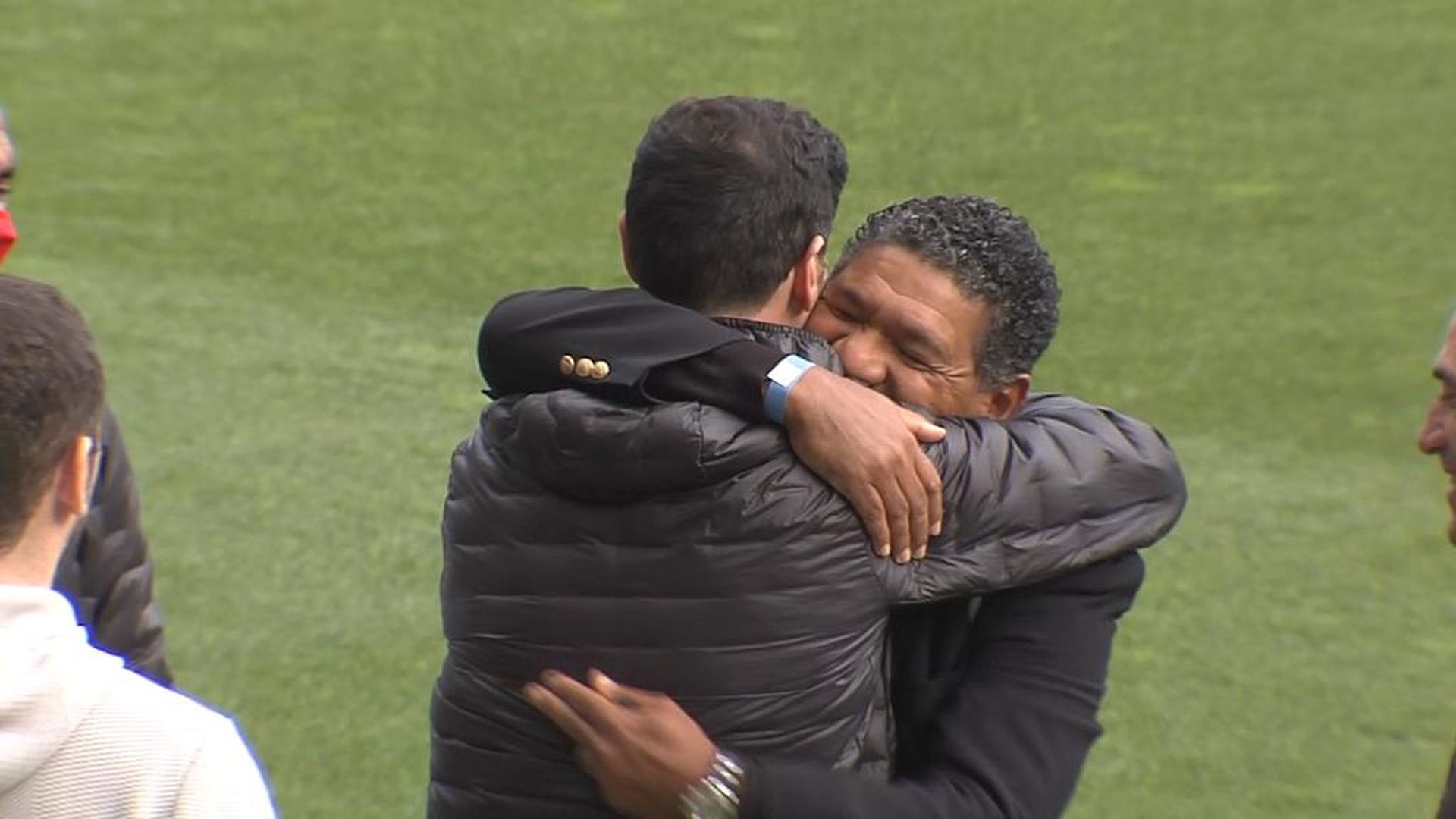 el_abrazo_entre_donato_y_luque_leyendas_del_deportivo_001.jpg