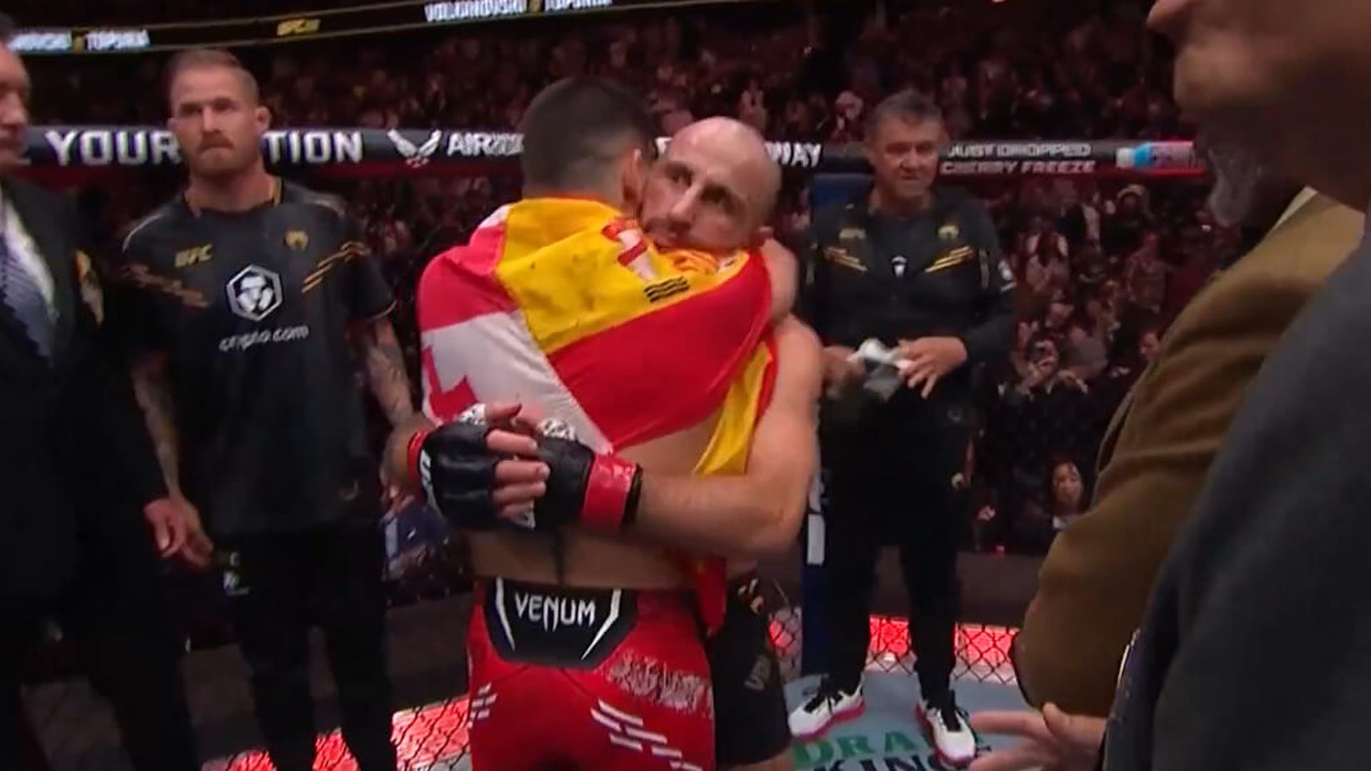 el_abrazo_entre_ilia_topuria_y_volkanovski_tras_el_combate__eurosport_es_001.jpg