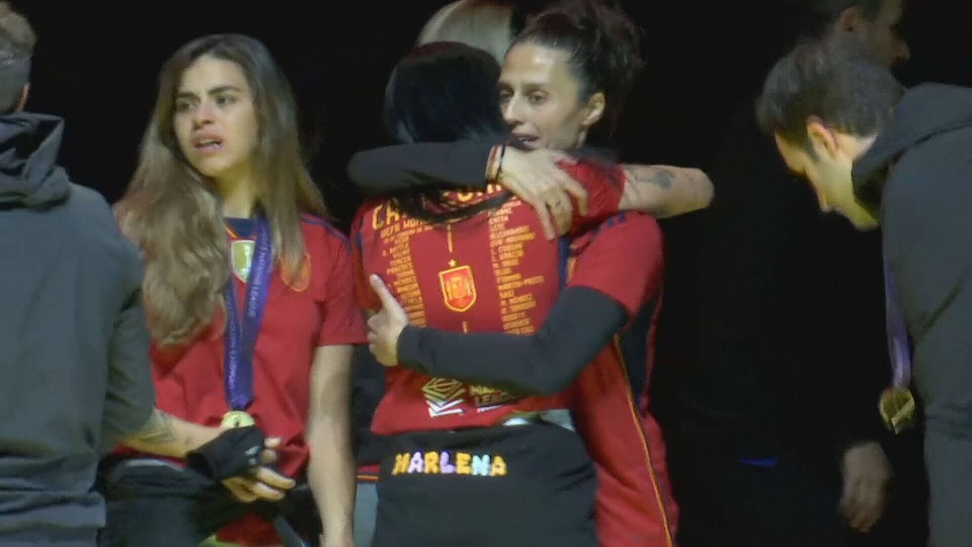 el_abrazo_entre_jenni_hermoso_y_montse_tome_001.png