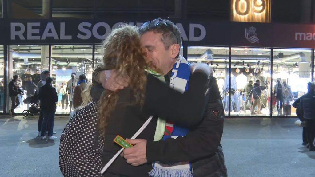 Roberto cumple, cede su abono de la Real a la bética Susana y ella avisa