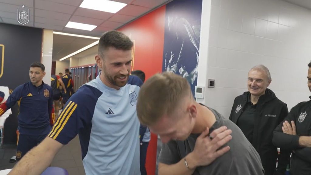 El abrazo entre Unai Simón y Dani Olmo.