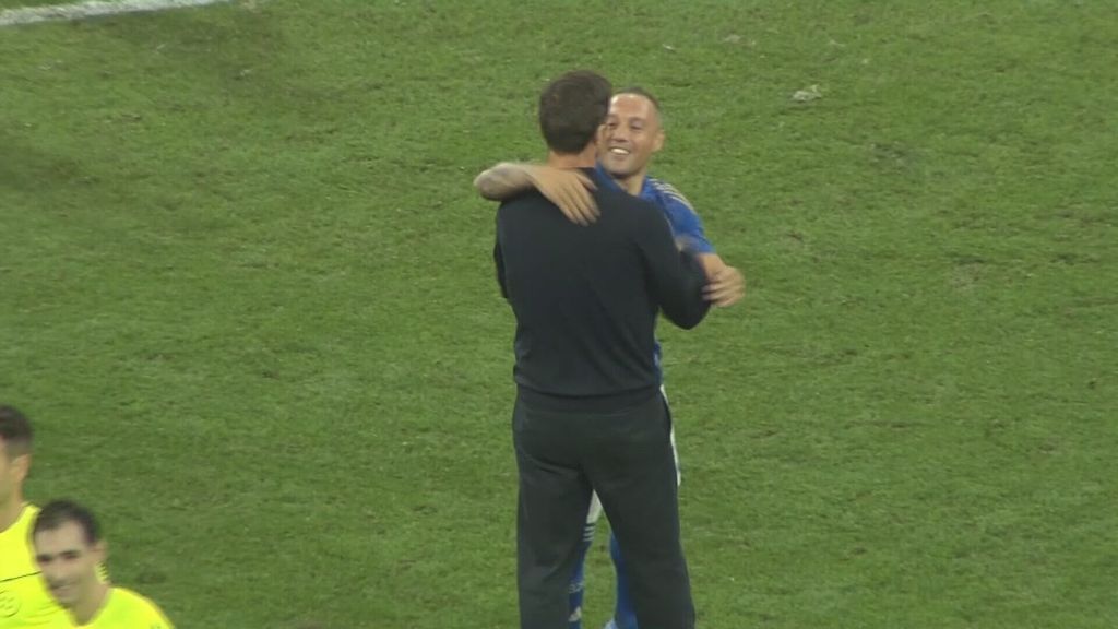Xabi Alonso y Santi Cazorla se funden en un cariñoso abrazo tras el Real Oviedo - Real Madrid