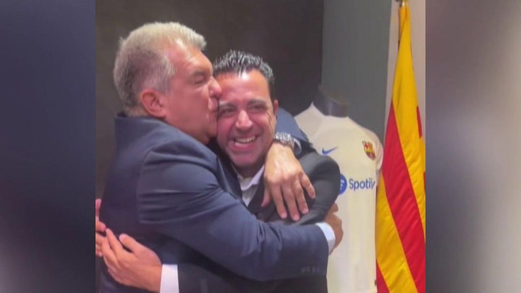 Joan Laporta y el abrazo viral a Xavi tras firmar la renovación