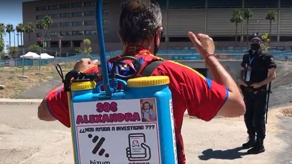 El aficionado que se 'ducha' por su hija enferma