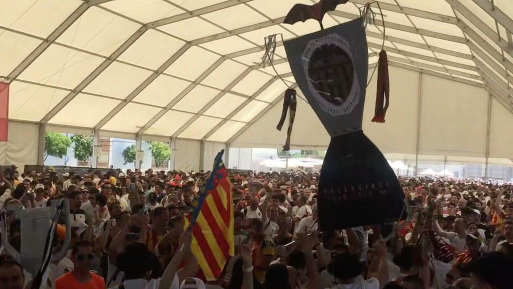 El ambientazo de la afición valencianista en la Fan Zone de su última final de Copa en Sevilla