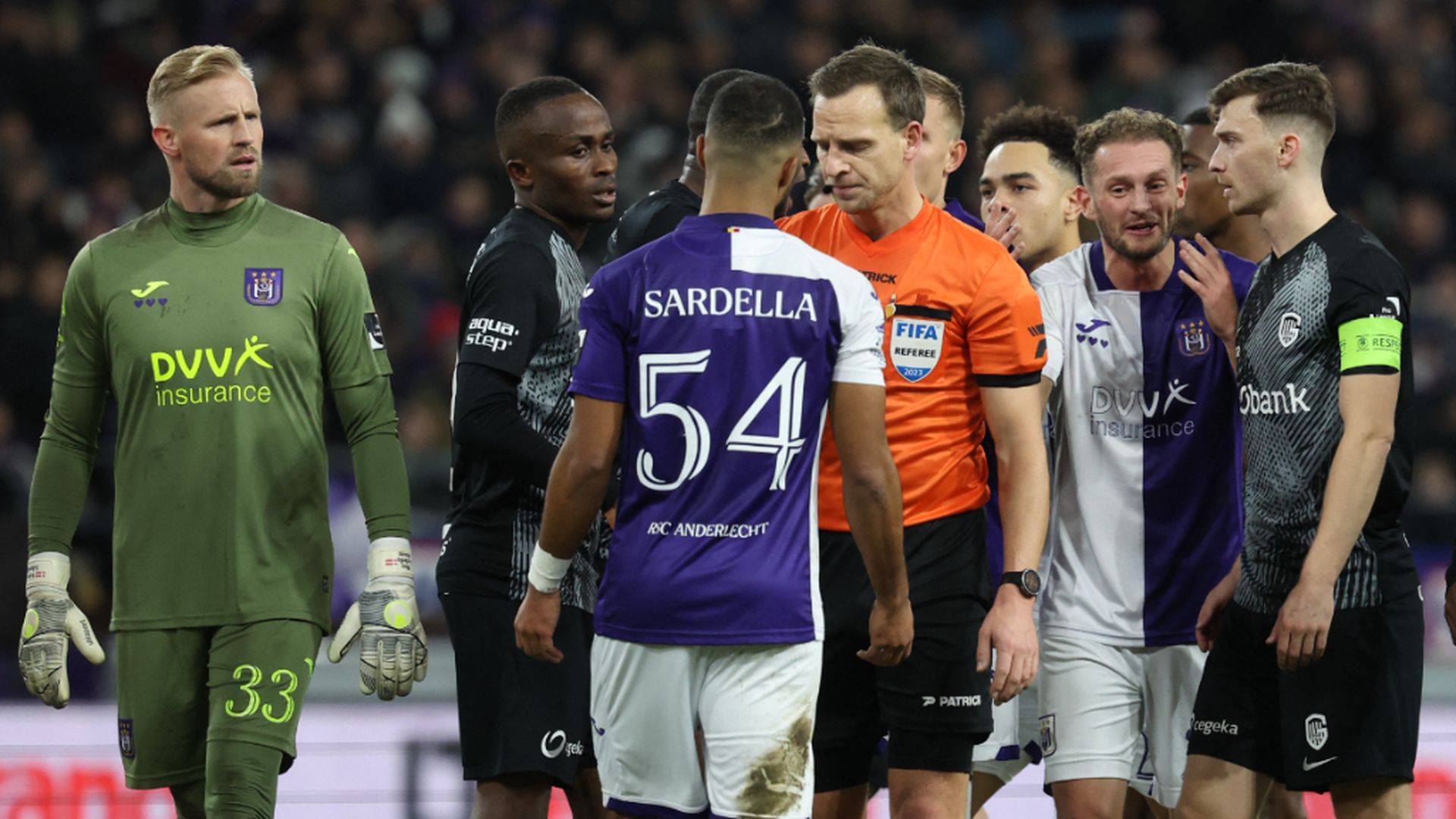 el_arbitro_anulo_el_gol_entre_el_anderlecht_y_el_genk_fuente__offsider_es.jpg el_arbitro_anulo_el_gol_entre_el_anderlecht_y_el_genk_fuente__offsider_es.jpg