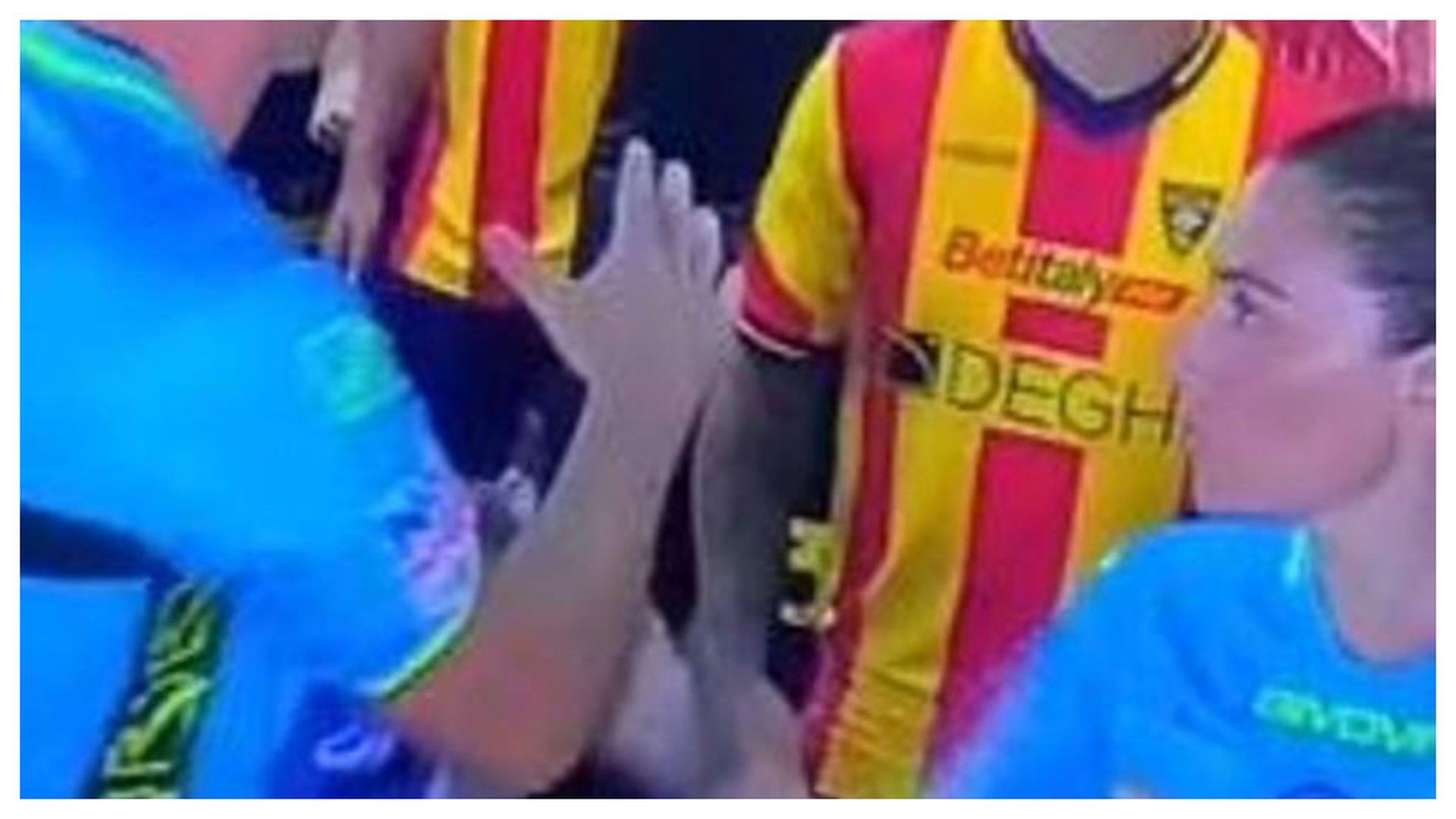 el_arbitro_saachi_le_rechaza_el_saludo_a_su_arbitra_asistente.jpg el_arbitro_saachi_le_rechaza_el_saludo_a_su_arbitra_asistente.jpg