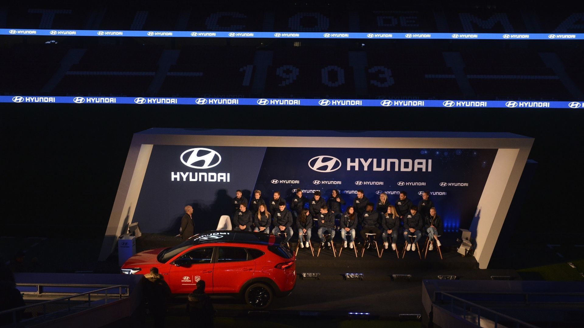 el_atletico_de_madrid_y_hyundai_juntaron_a_las_dos_plantillas_rojiblancas_en_el_metrop_001.jpeg el_atletico_de_madrid_y_hyundai_juntaron_a_las_dos_plantillas_rojiblancas_en_el_metrop_001.jpeg