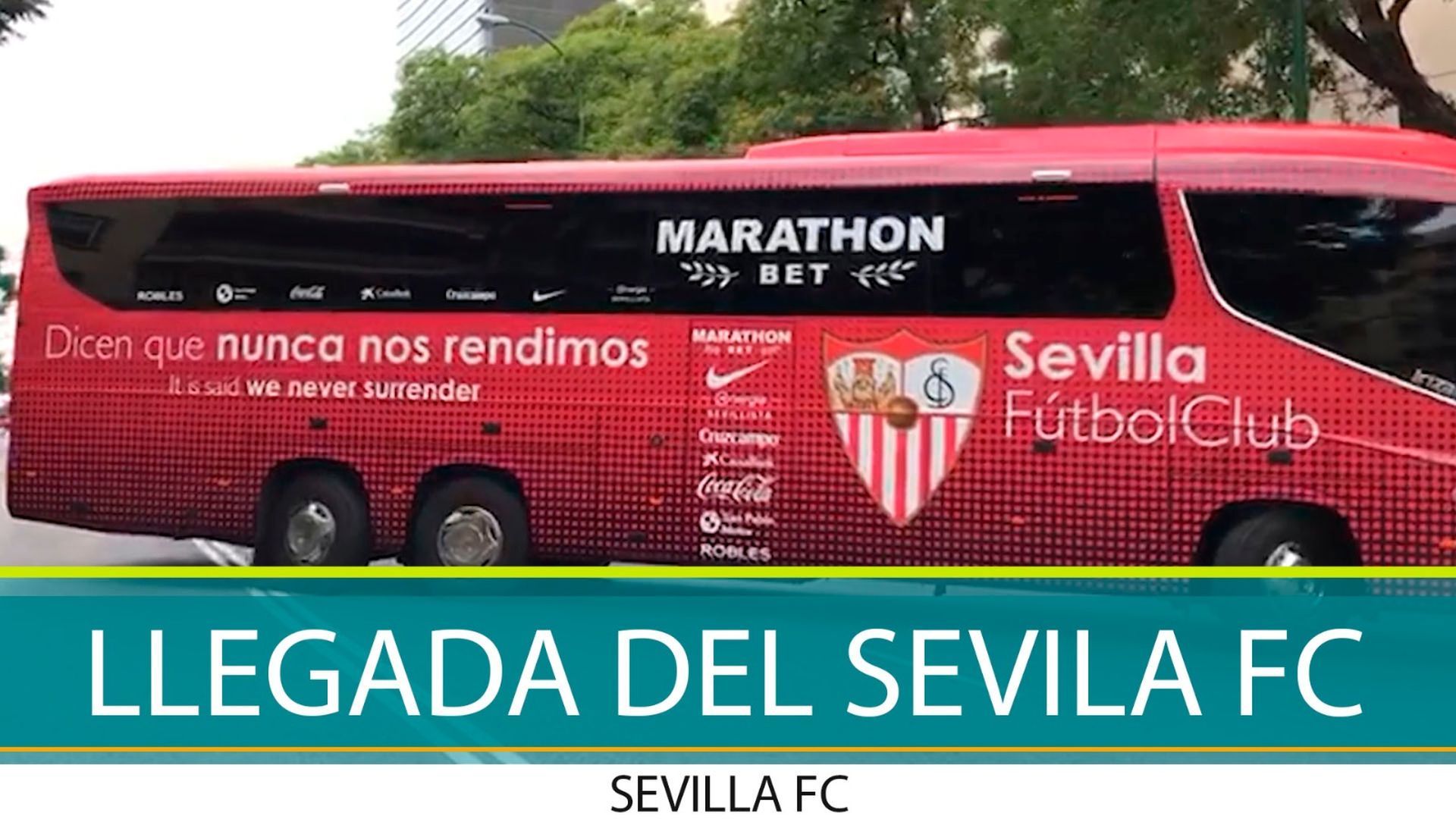 el_autobus_del_sevilla_a_su_llegada_001.jpeg
