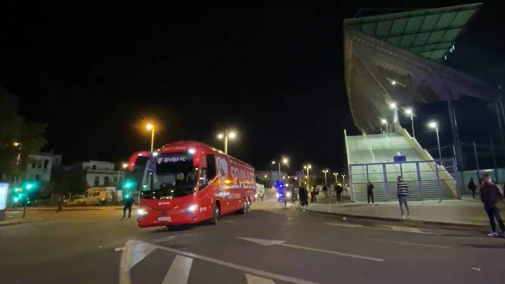 el_autobus_del_sevilla_recibe_un_botellazo_en_la_salida_del_benito_villamarin.jpg