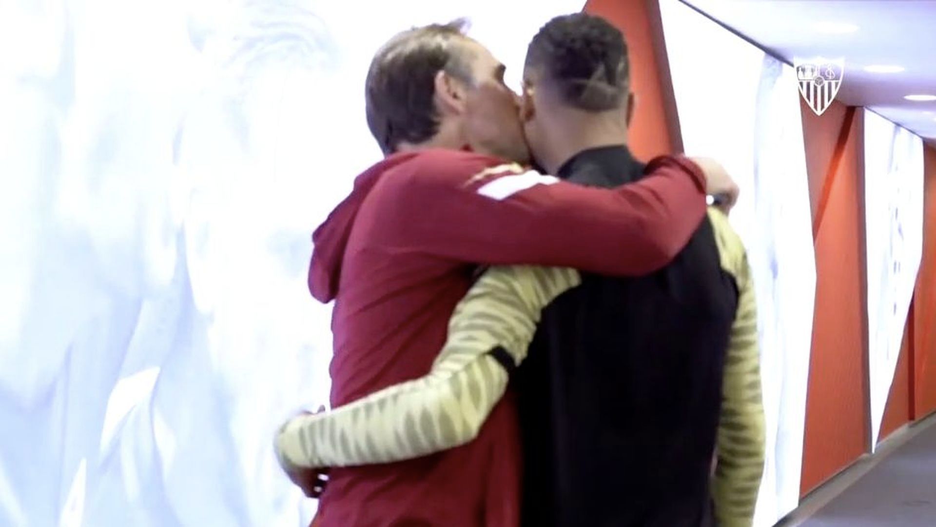el_beso_de_lopetegui_a_en_nesyri_en_los_vestuarios_del_wanda_metropolitano.png