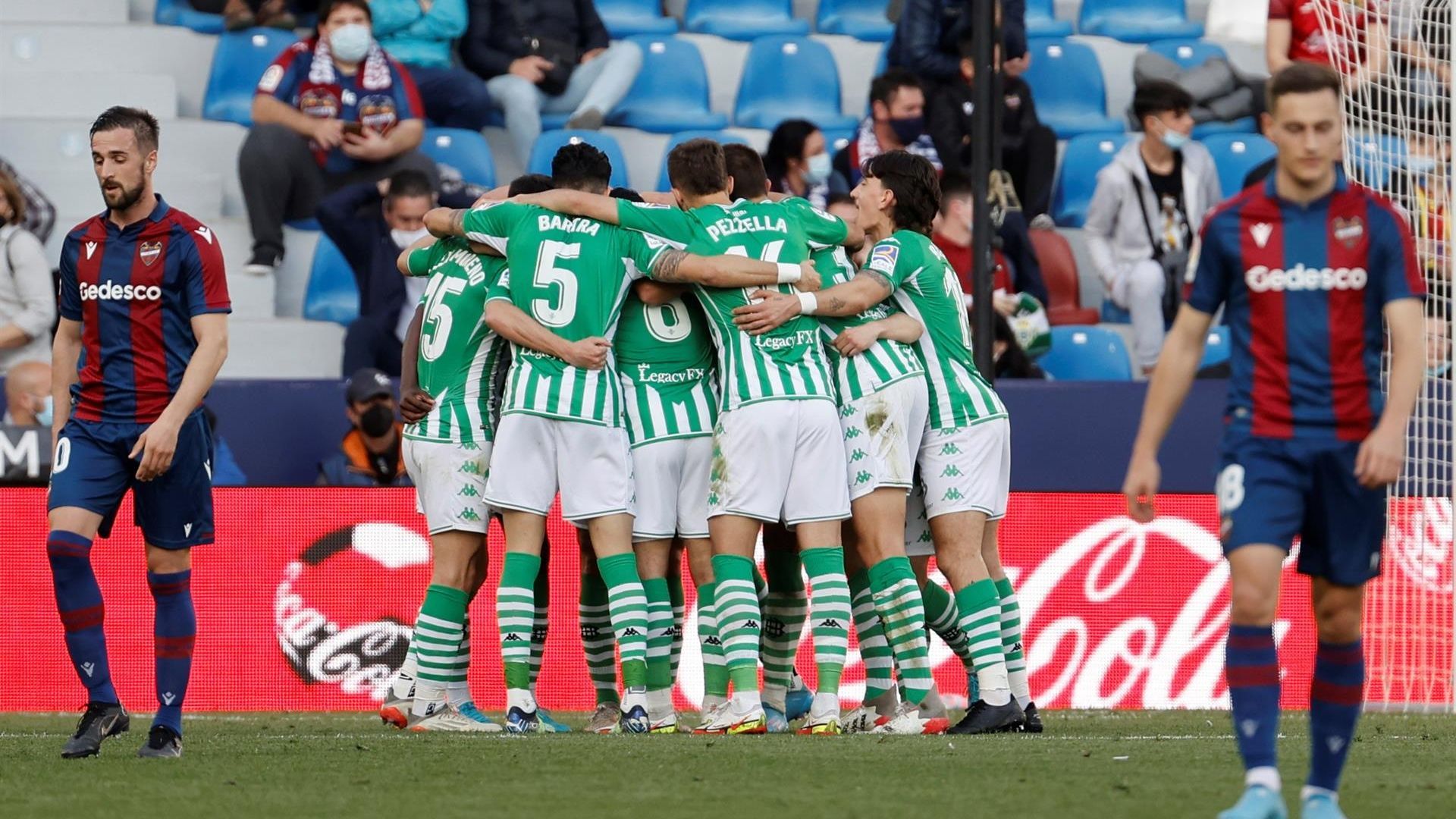 el_betis_celebra_uno_de_sus_goles_al_levante_foto_efe_001.jpg