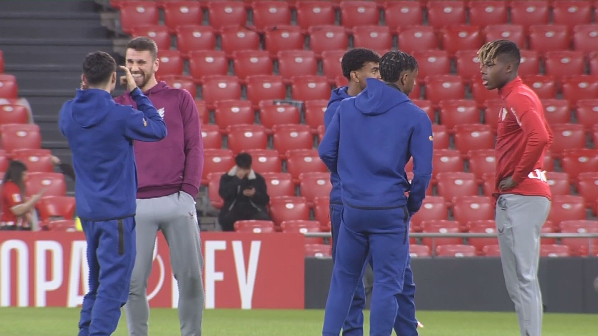el_buen_rollo_de_los_jugadores_del_barca_con_los_del_athletic.jpeg