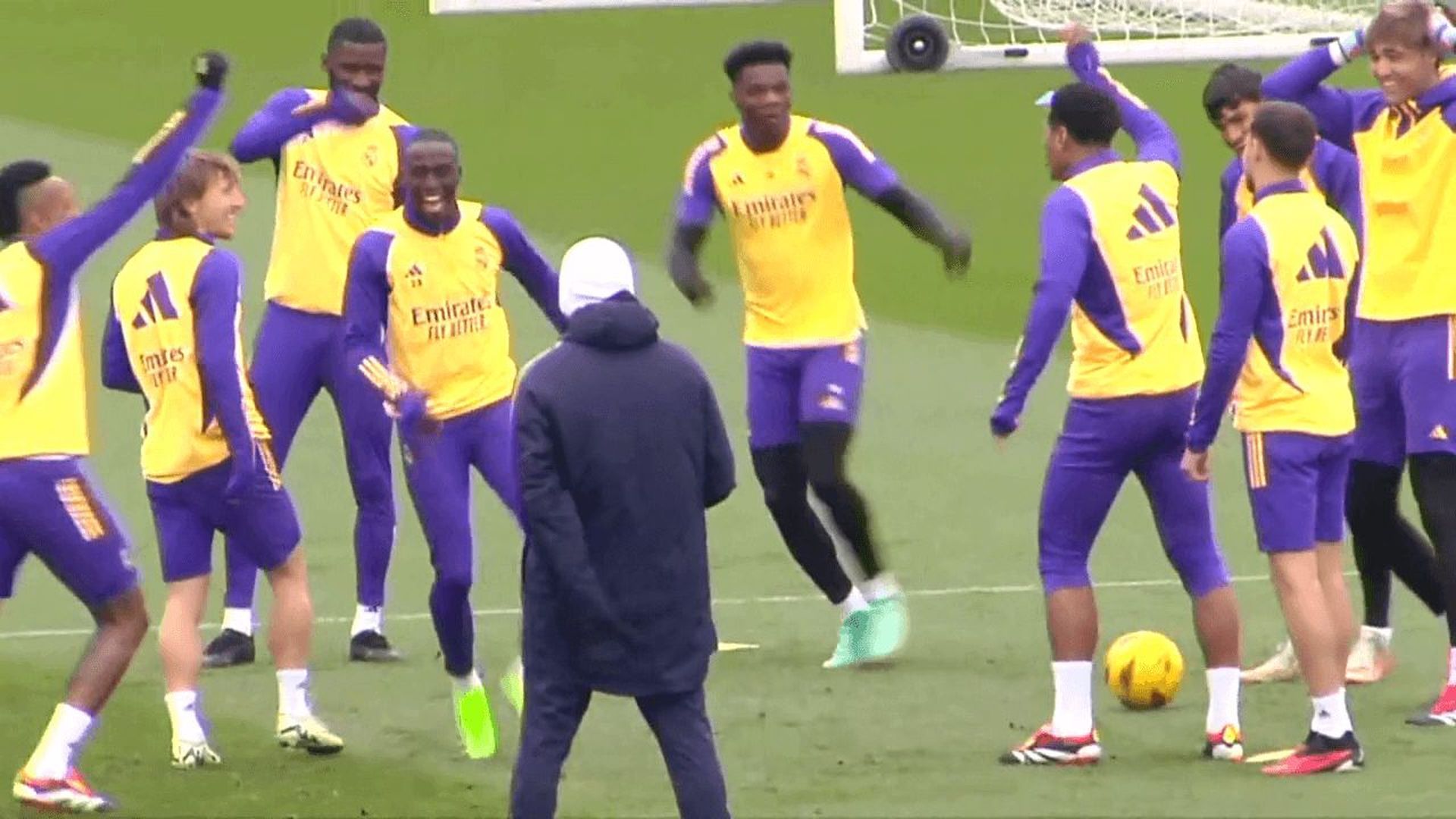 el_buen_rollo_en_el_entrenamiento_del_real_madrid.png el_buen_rollo_en_el_entrenamiento_del_real_madrid.png