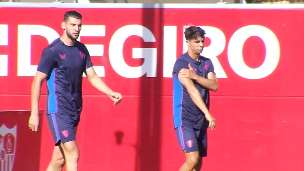 (Mediaset) El calor, protagonista en el entreno antes de viajar a Turín: de la crema de sol de Oliver al juego fallido de Rakitic con una botella de agua