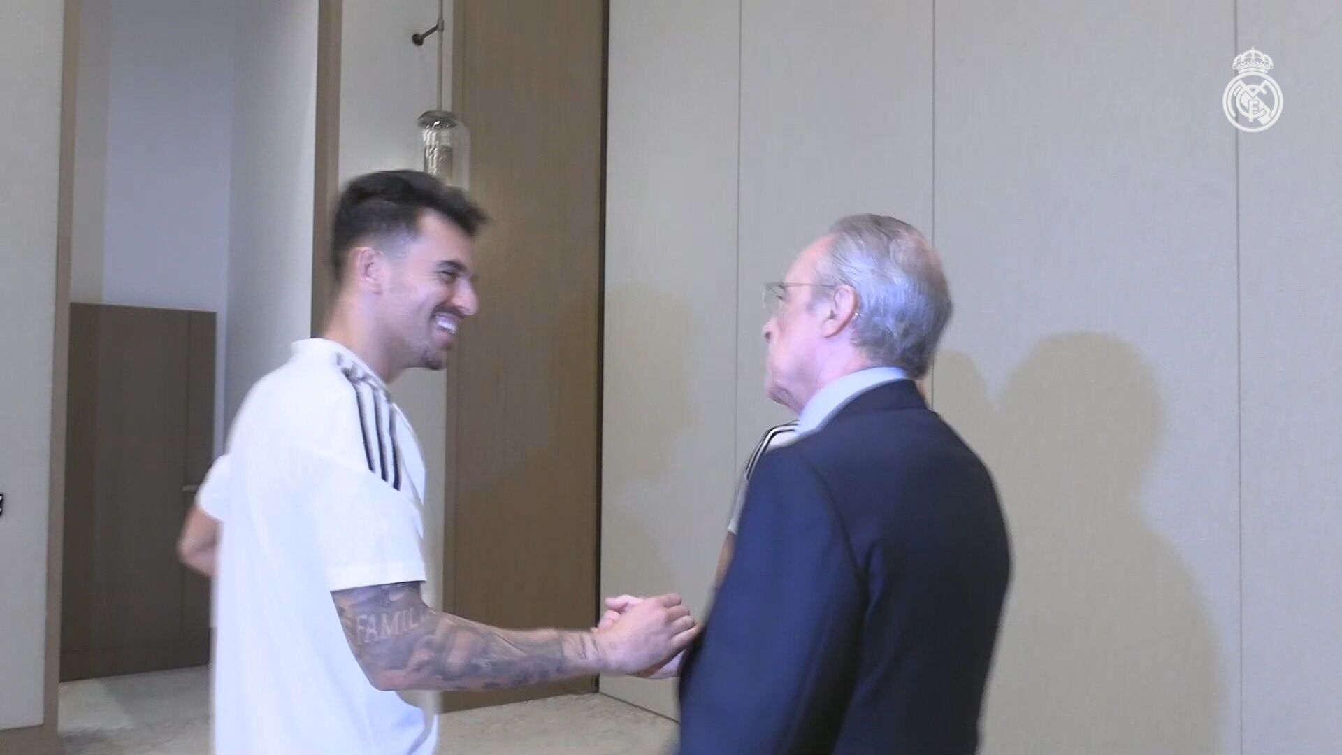 el_carinoso_abrazo_de_florentino_con_dani_ceballos_para_disipar_las_dudas_sobre_su_fut.jpeg