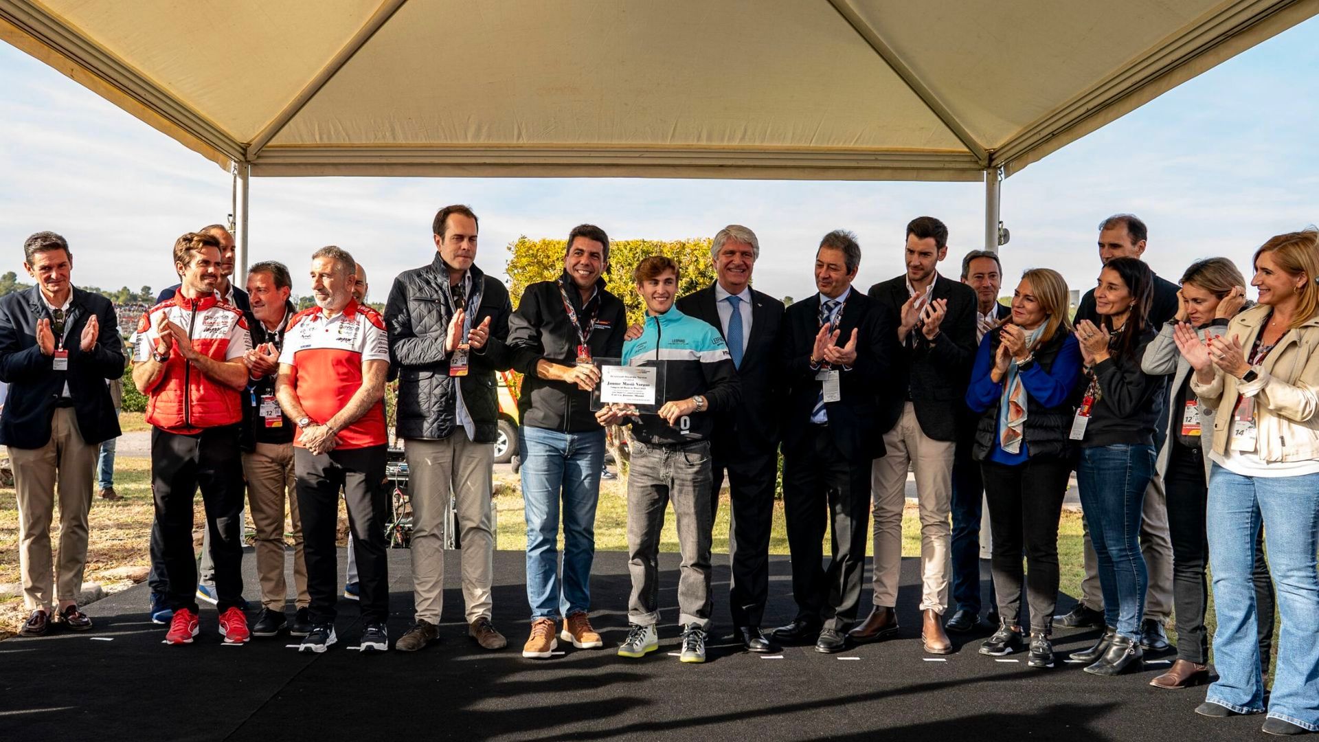 el_circuit_ricardo_tormo_concede_la_curva_11_del_trazado_al_campeon_de_moto3_jaume_mas_001.png el_circuit_ricardo_tormo_concede_la_curva_11_del_trazado_al_campeon_de_moto3_jaume_mas_001.png