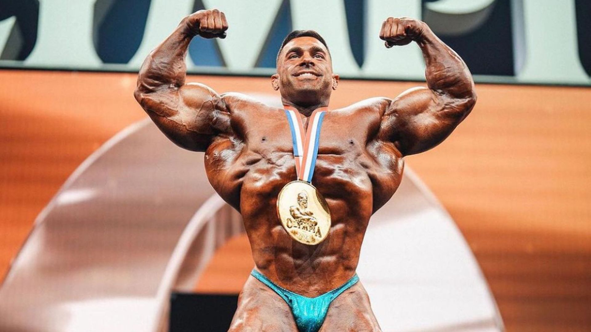 el_culturista_derek_lunsford_celebrando_su_victoria_en_el_mister_olympia_2023_cuenta_d_001.jpg