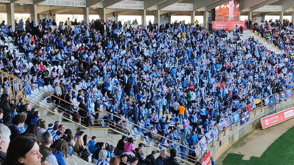 El Deportivo tiñe León de blanquiazul: el increíble ambiente de la afición herculina