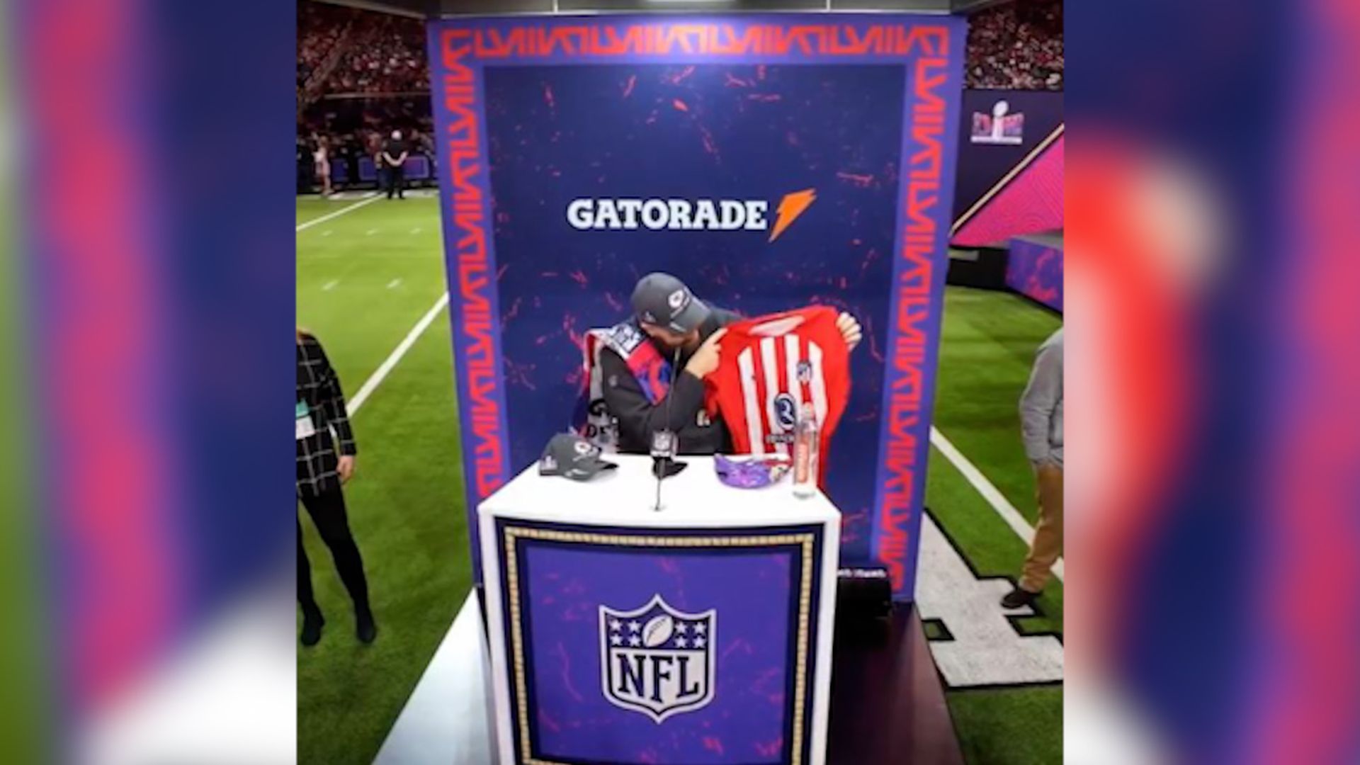 el_detalle_de_antoine_griezmann_con_travis_kelce_en_la_super_bowl_2024.jpg