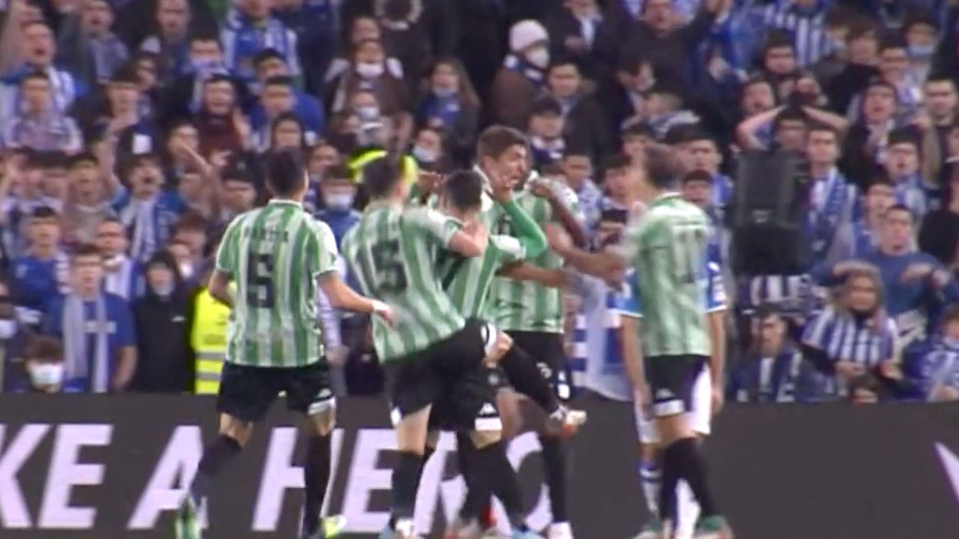 el_detalle_de_juanmi_en_el_gol_corre_a_celebrar_y_al_escuchar_los_pitos_de_anoeta_para.png