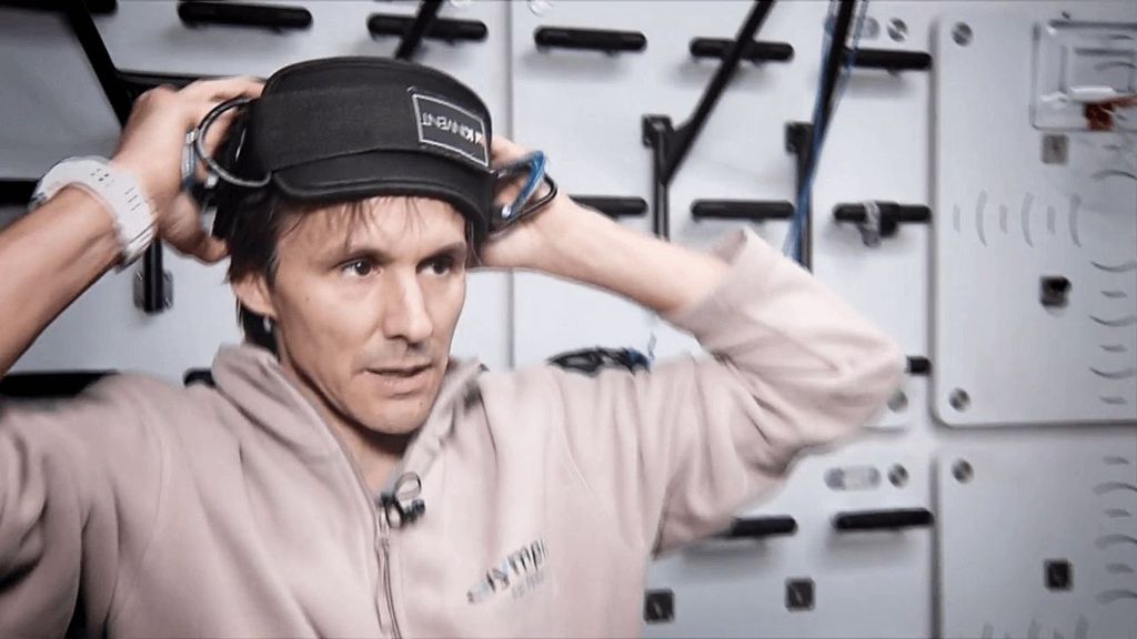 El duro entrenamiento de cuello de Fernando Alonso