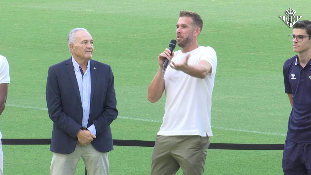 El ejemplar mensaje de Adrián San Miguel en la presentación del curso de la Escuela del Real Betis