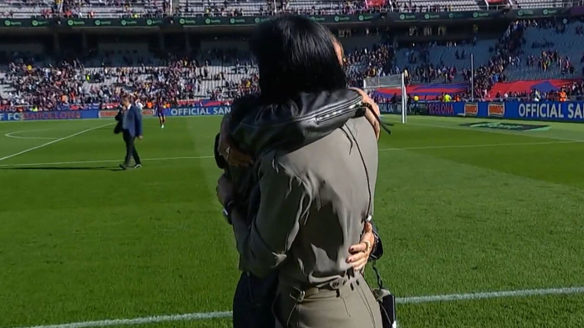 el_emotivo_abrazo_entre_alexia_putellas_y_jenni_hermoso_fuente__dazn_es.jpg el_emotivo_abrazo_entre_alexia_putellas_y_jenni_hermoso_fuente__dazn_es.jpg
