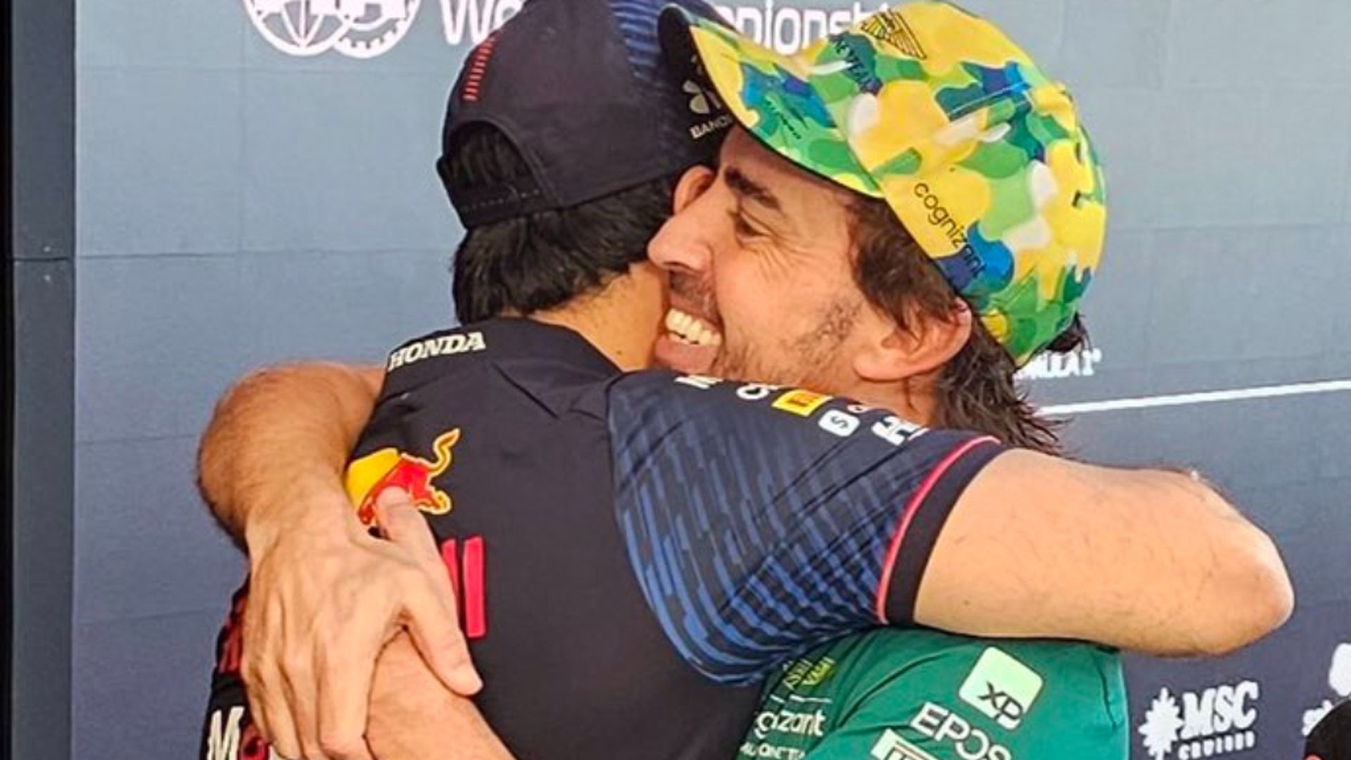 el_emotivo_abrazo_entre_fernando_alonso_y_checo_perez_tras_la_batalla.jpg