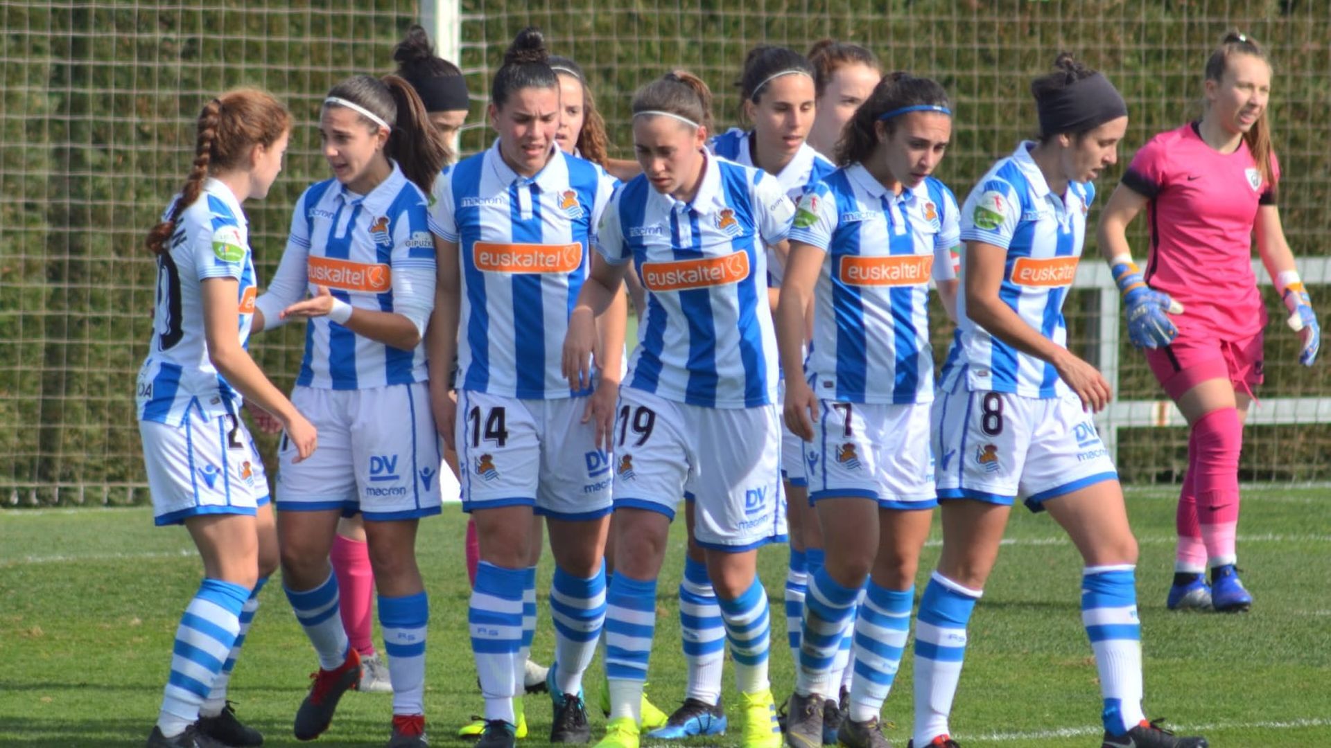 el_equipo_femenino_de_la_real_celebra_un_gol_ante_el_madrid_cff_foto_andrea_manzano_001.jpg