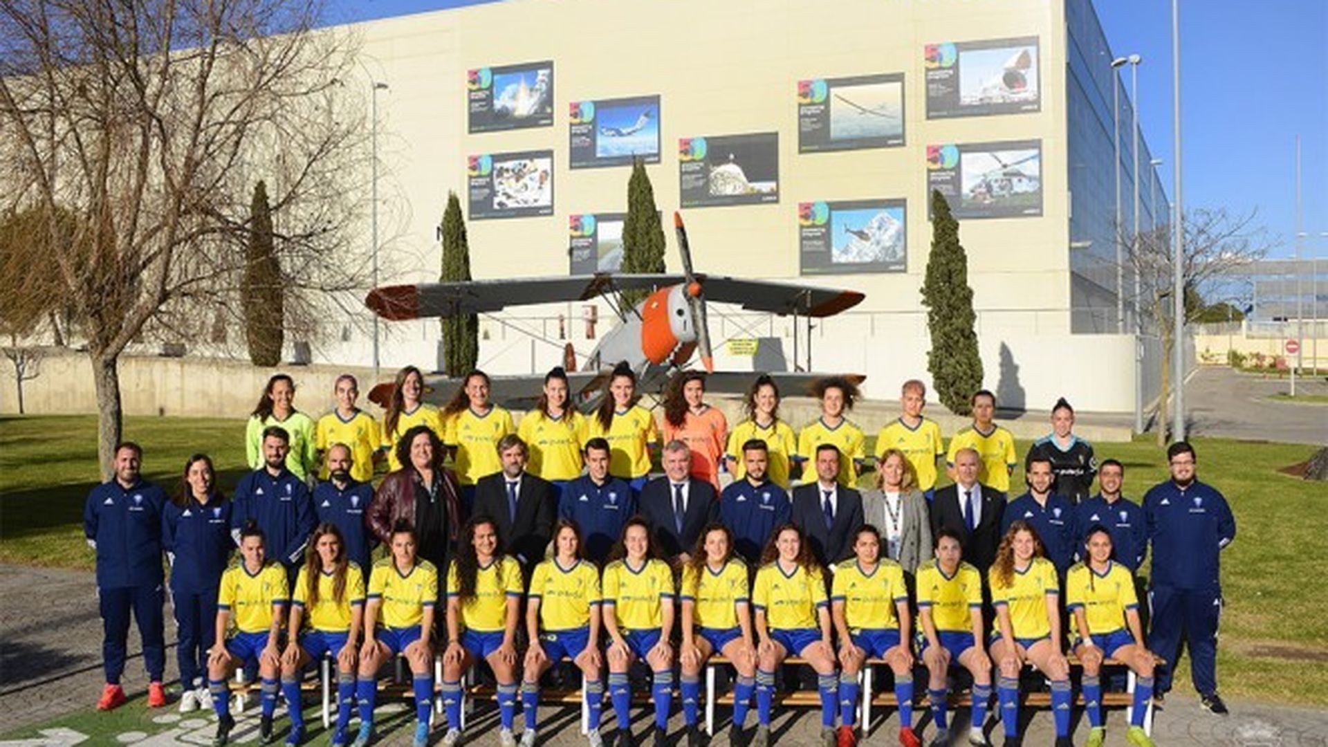 el_equipo_femenino_realizo_su_foto_oficial_en_las_instalaciones_de_airbus_bahia_de_cad.jpg