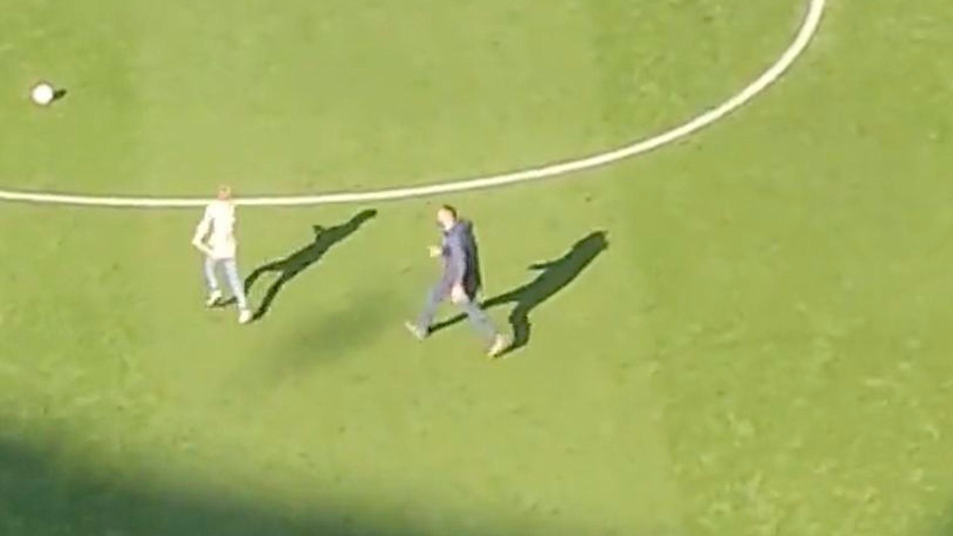 el_espontaneo_huye_por_mestalla_para_al_final_abrazar_a_racic_001.png