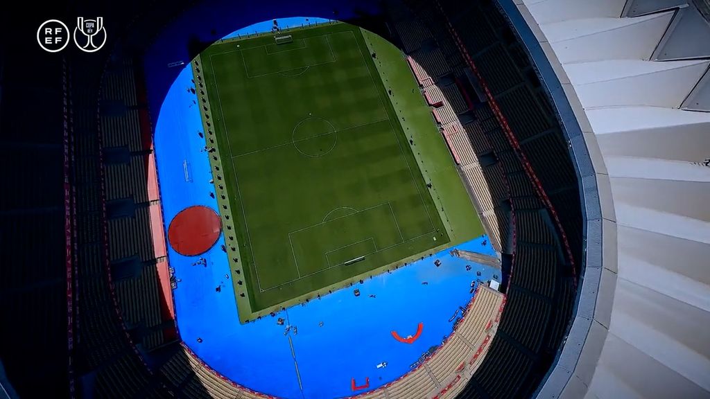 (Mediaset) La Cartuja vista desde un dron: así está el estadio a 24 horas de la final con los vestuarios de Betis y Valencia preparados