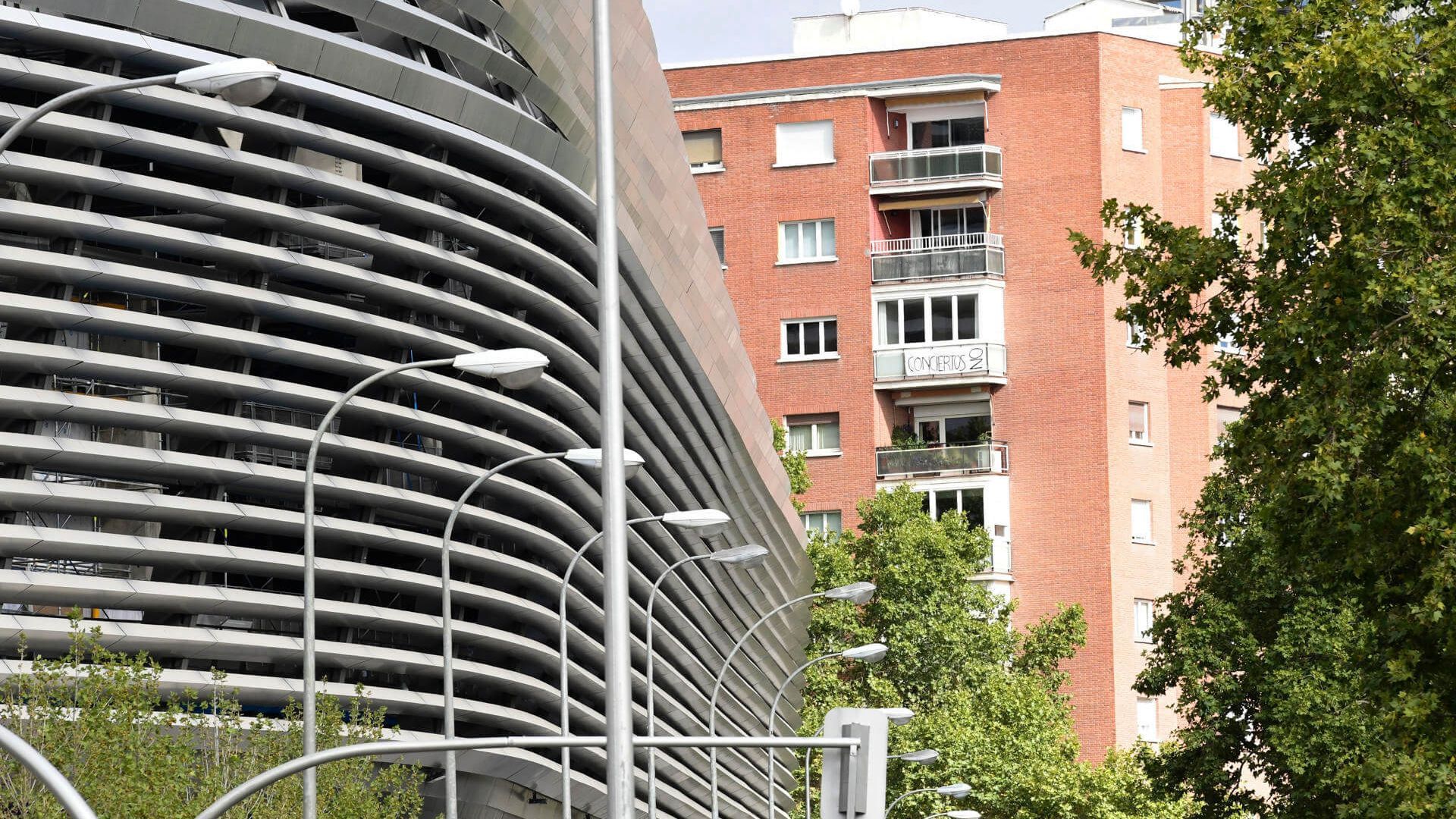 el_estadio_santiago_bernabeu_ante_los_pisos_del_barrio_de_chamartin_foto_efe.jpg el_estadio_santiago_bernabeu_ante_los_pisos_del_barrio_de_chamartin_foto_efe.jpg