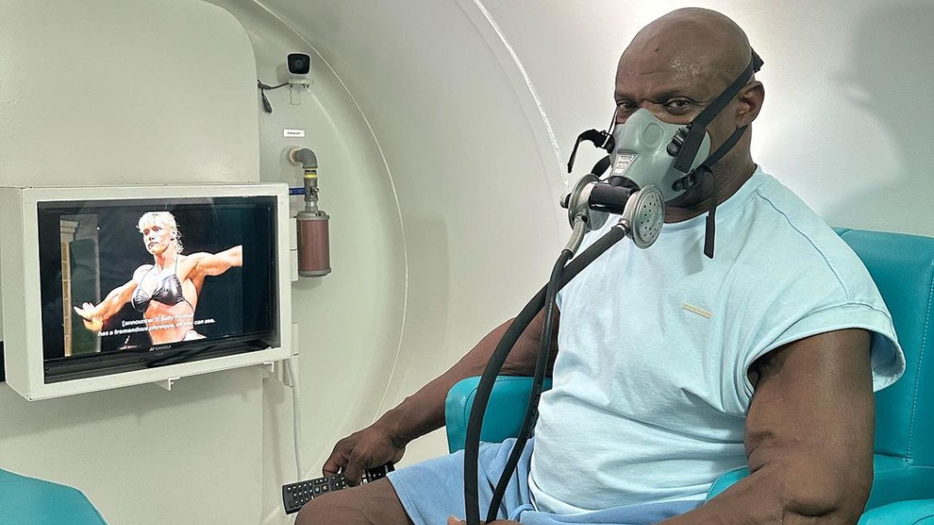 el_exculturista_ronnie_coleman_durante_el_tratamiento_en_la_camara_hiperbarica_instagr_001.jpg el_exculturista_ronnie_coleman_durante_el_tratamiento_en_la_camara_hiperbarica_instagr_001.jpg