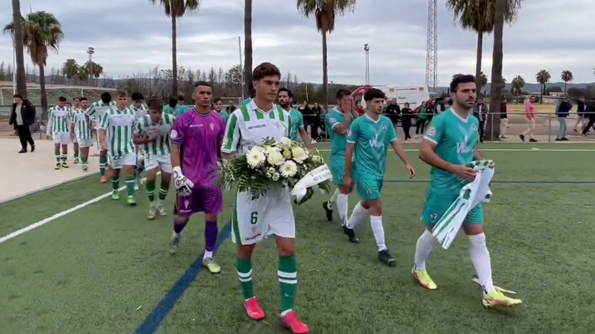el_filial_del_cordoba_homenajea_a_alvaro_prieto_antes_de_su_partido_ramo_de_flores_y_c.jpg