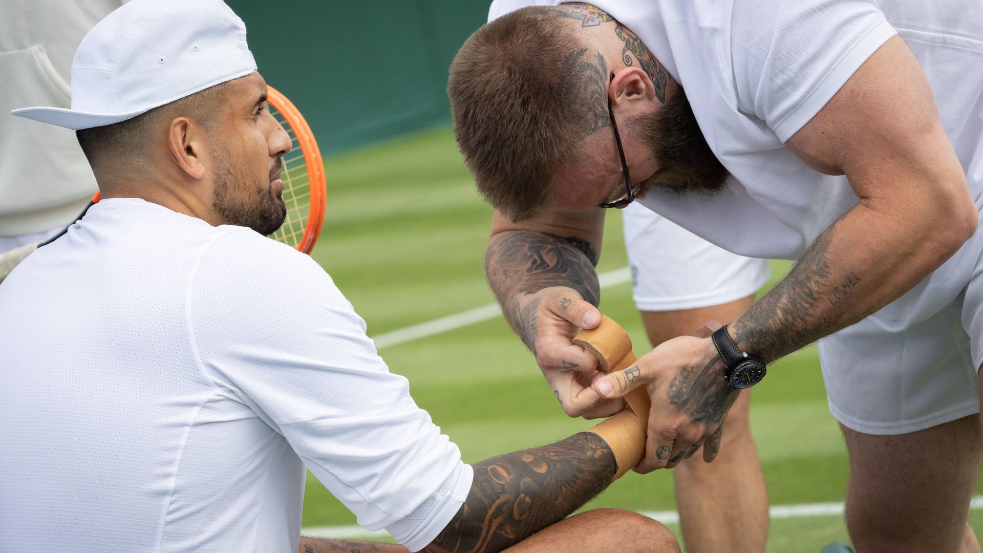 el_fisio_de_kyrgios_le_coloca_un_vendaje_en_su_mano_derecha_foto_cordon_press.jpg