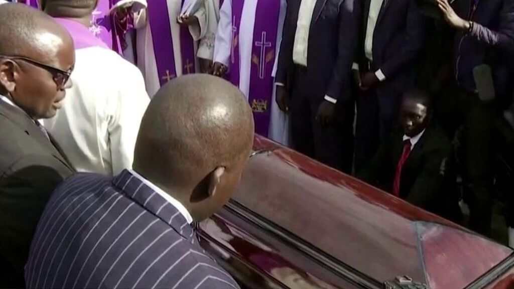 El último adiós a Kelvin Kiptum: una multitudinaria ceremonia con familiares y autoridades en Kenia